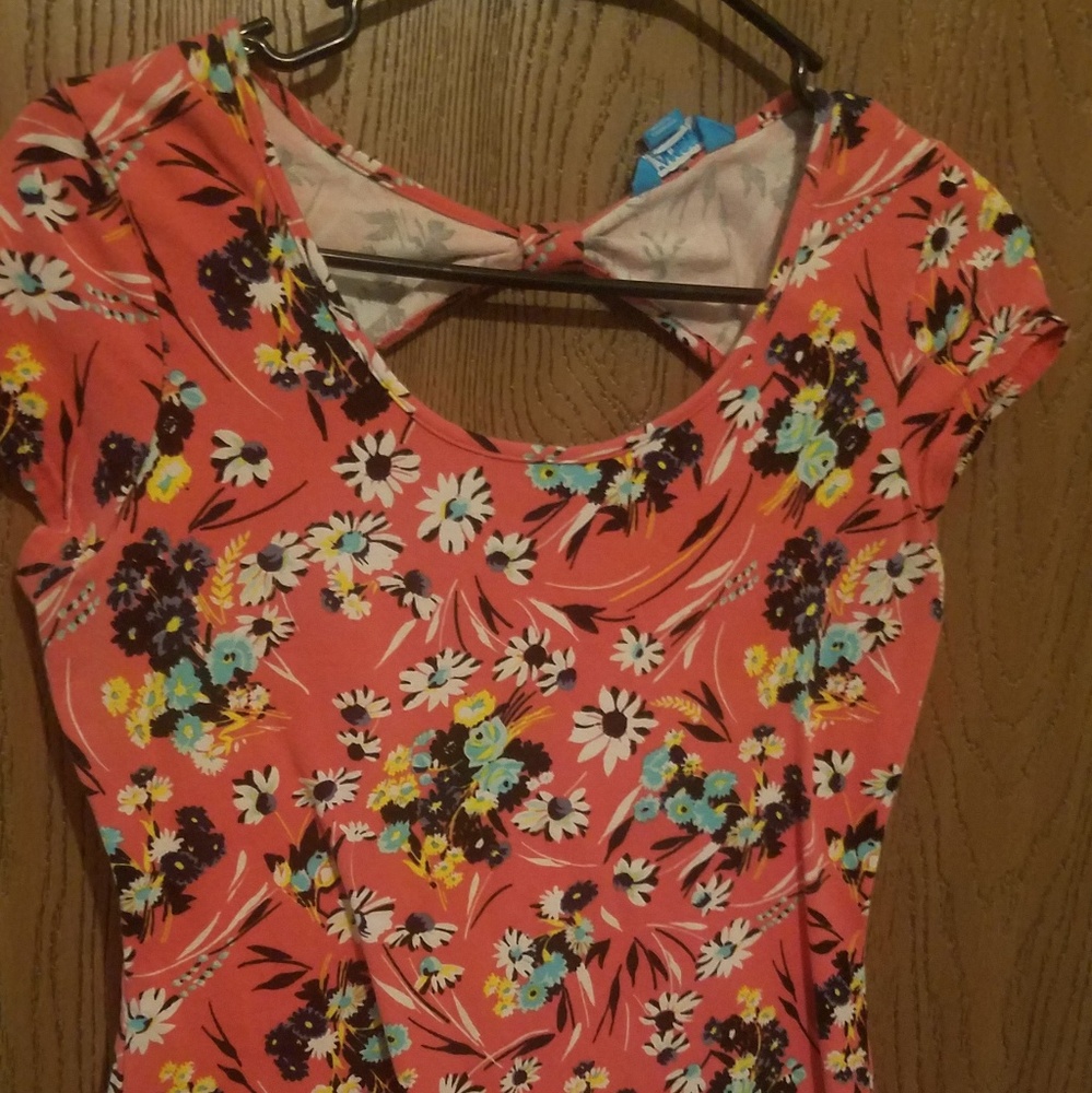 Floral Salmon colored tee